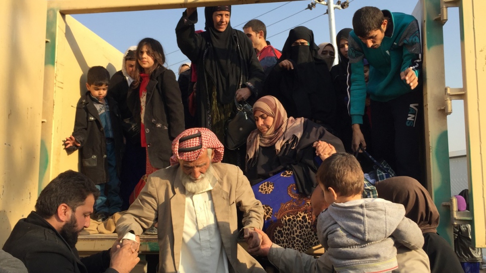 A truck carrying internally displaced Iraqis arrives at Khazer camp, in the village of Hasansham, 30 kilometres from Mosul.