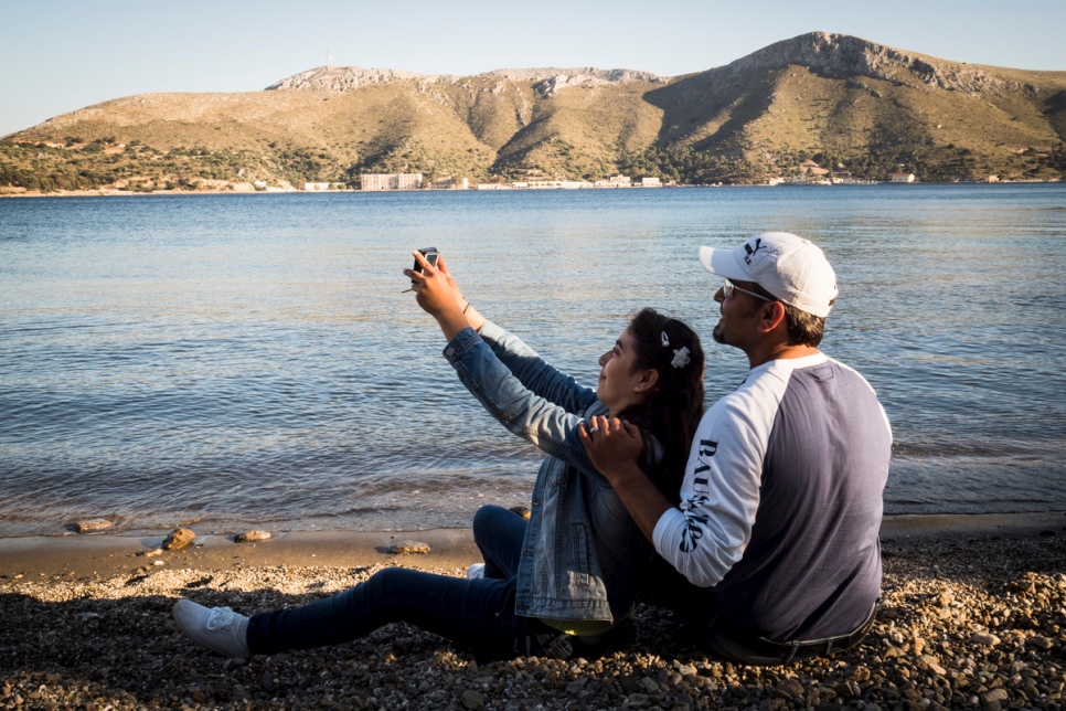 Ensaf et son père, Bachar, prennent un selfie qu'ils envoient à sa mère et à son frère en Allemagne.