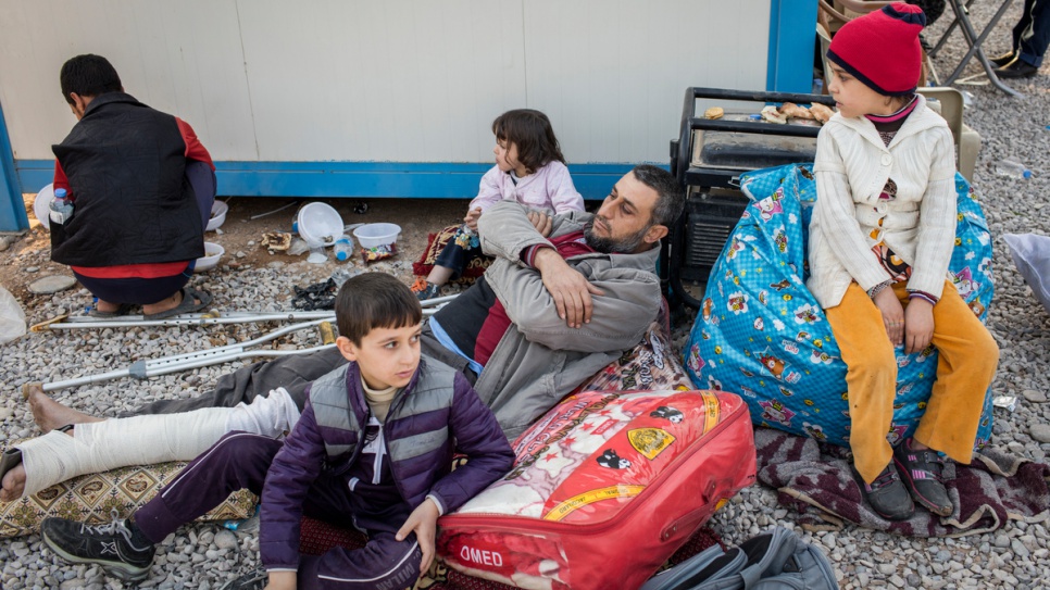 Mohammed, 37 ans, a été blessé par un obus près de sa maison dans le district de Hay Sumer, à Mossoul, en Iraq, alors que lui et sa famille avaient fui les combats le matin du 6 novembre. Arrivée au camp de Hasansham dans la région du Kurdistan d'Iraq, la famille attend une ambulance pour l'emmener à l'hôpital. 