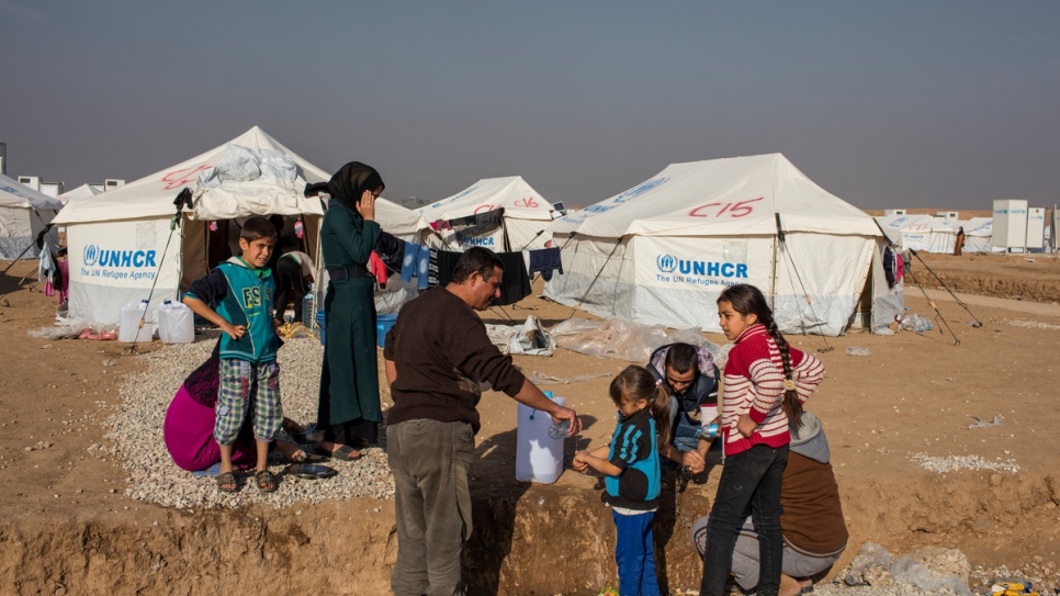 Des familles iraquiennes déplacées et nouvellement arrivées depuis le district de Hay Sumer à Mossoul se lavent les mains au camp de Hasansham construit par le HCR. 