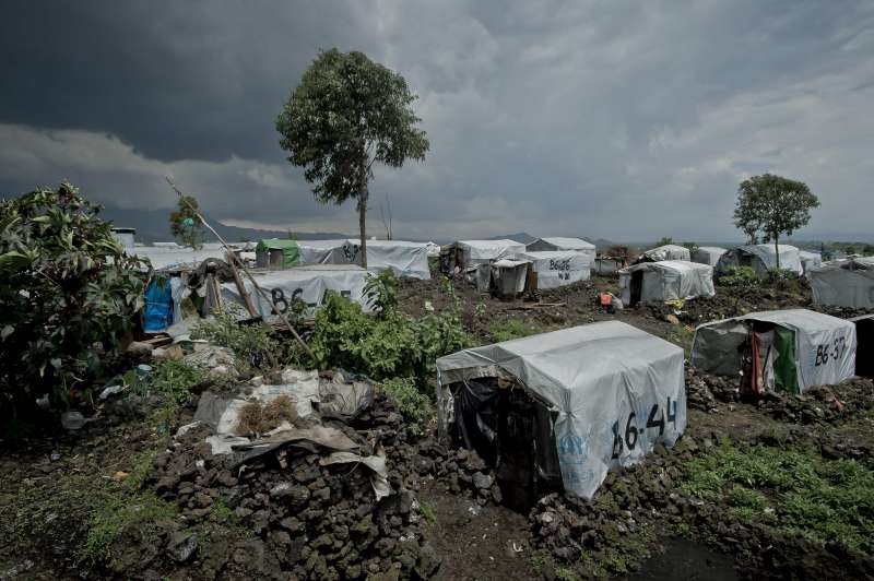 Quelques-uns des abris de Mugunga III sous un ciel chargé. Le camp se trouve à l'ouest de Goma, capitale de la province du Nord-Kivu. Quatorze mille personnes environ y vivaient quand, à la mi-novembre, les rebelles ont amorcé leur progression vers Goma. Depuis lors, d'autres déplacés y ont trouvé refuge par milliers.