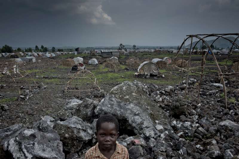 A la périphérie du camp de Mugunga III apparaissent d'autres abris de fortune : des milliers de déplacés supplémentaires se sont en effet présentés au camp quand les combats se sont intensifiés dans le Nord-Kivu à la mi-novembre. Le HCR fournit le bois et les bâches nécessaires à leur construction.