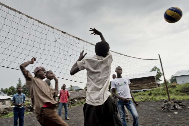 Après la classe, Sukuru aime s'amuser avec ses copains. Ici, des adolescents jouent au volley-ball sur un espace de loisirs.