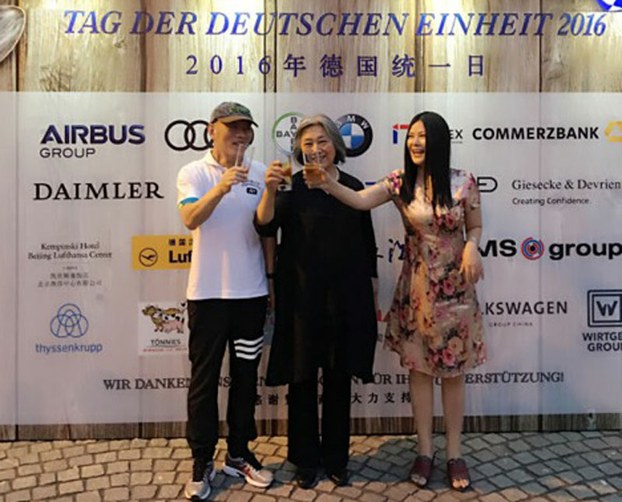 Lawyer Shang Baojun (L), journalist Gao Yu (C) and writer Xiang Li (R) raise glasses at the German embasy in Beijing, Sept. 23, 2016.