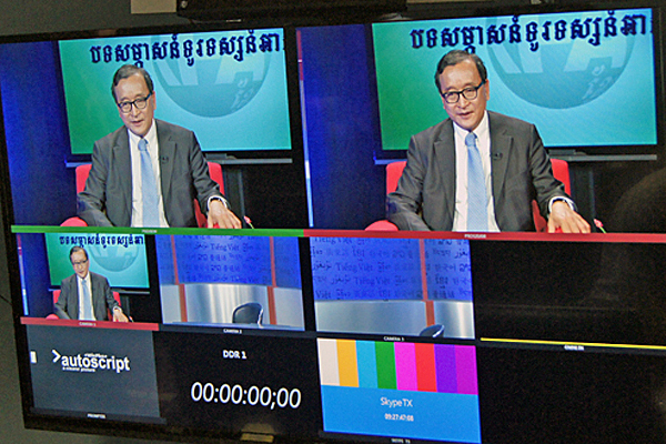 Cambodian opposition leader Sam Rainsy discusses parliamentary immunity for lawmakers and a letter he sent to Prime Minister Hun Sen during a live broadcast at RFA's headquarters in Washington, June 16, 2016.