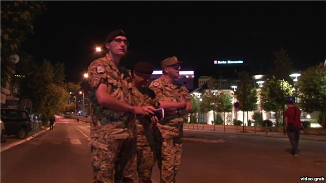 Kosovar police cordon off the area around the parliament in Pristina after two rocket-propelled grenades hit the building late on August 4. (file photo)