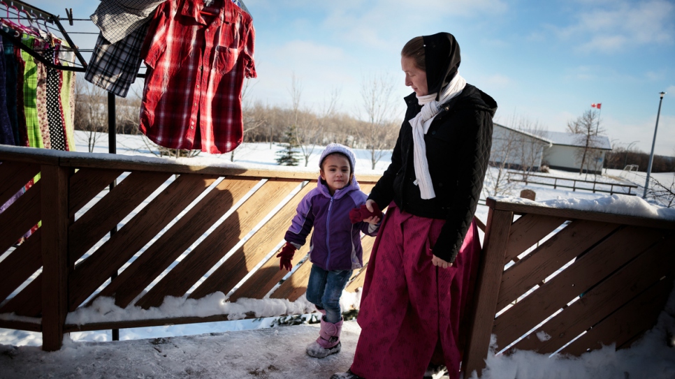 Elaine Hofer ramène Raghad Al Hamoud vers la maison pour se réchauffer après avoir fait du toboggan avec d'autres enfants de la colonie huttérite. 