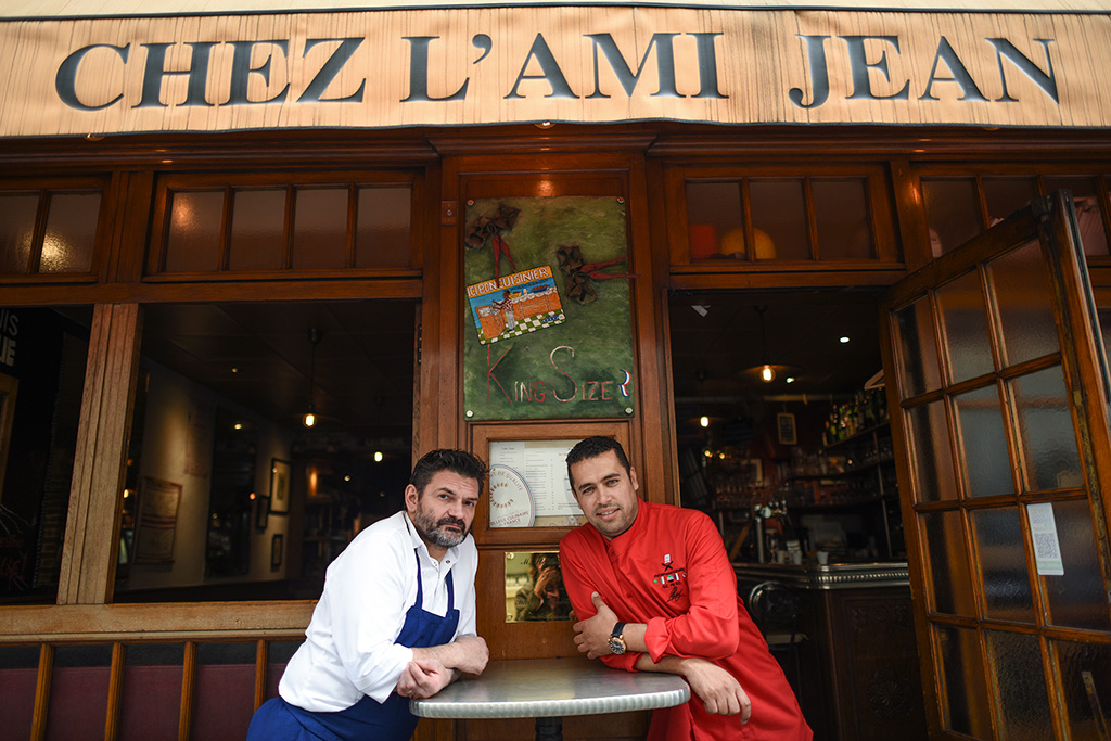 Syrian chef Mohammad El Khaldy was one of many refugees sharing their culture and cuisine with Parisians. © UNHCR/Benjamin Loyseau