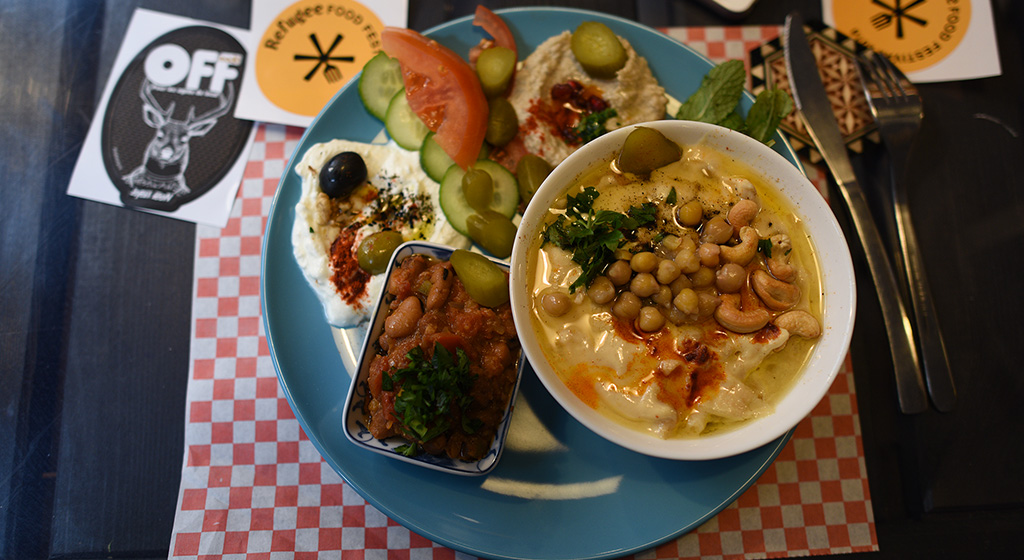 The Cafe con Leche restaurant opened its kitchen to the Syrian refugee chef, Hussami. Like every restaurant during the festival the place was full and people really enjoyed tasting Hussami's food, for a Syrian brunch and a gouter all the afternoon. © UNHCR/Benjamin Loyseau