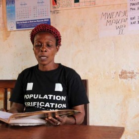 Mwavita Mlasi, en la oficina del comité directivo del campamento de refugiados de Nyarugusu, utiliza su puesto de vicepresidenta para ayudar a la gente a encontrar soluciones a sus problemas. © ACNUR/ S.Camia