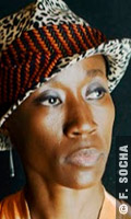 Rokia Traore, Cantautora maliense reconocida internacionalmente.
