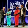 Guterres le presenta la Medalla Nansen a tres miembros de las Mariposas en la Ceremonia de entrega del Premio Nansen.