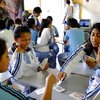 Niñas jugando cartas en uno de los clubes juveniles.