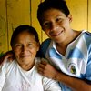 Rigoberto y su madre, de la comunidad indígena awá, llegaron caminando por zonas minadas luego de dos días de trocha en la zona de los Nulpes, entre Colombia y Ecuador.