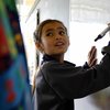 Los niños se trasladan en bus hacia la escuela Gran Colombia. Desde que llegaron al Ecuador para ganarse la vida usan disfraces de payasos y venden dulces en los buses.