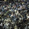 Los hombres solteros duermen en una sección aparte en la embarcación militar San Giorgio.  Las familias y las mujeres solas están en un área separada para dormir.