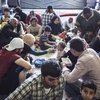 La tripulación del San Giorgio preparará comida para un total de 1.171 personas a lo largo del día. Esta familia siria recibe su primera comida desde que partieron desde Libia.    