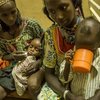 Madres alimentando a sus hijos en el centro de nutrición del hospital de Batouri.