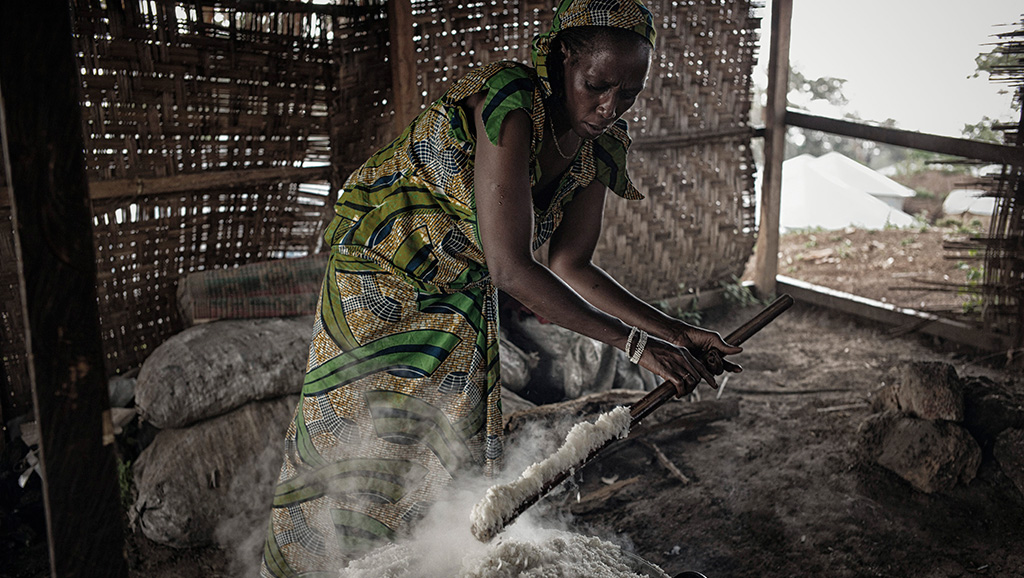  Cameroon/CAR refugees/ Adama, a CAR refugee, cook of the Gado's refugees site and host family for orphans and unaccompagnied children, prepares food for new arriving refugees, on november 05, 2014, inside her kitchen. ©UNHCR/Olivier Laban-Mattei