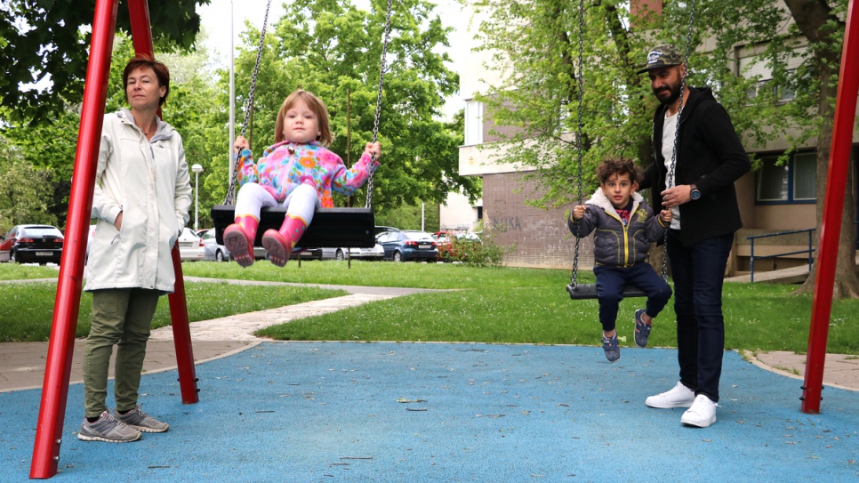 Yousif et une camarade sur les balançoires du jardin d'enfants proche de chez eux en Croatie. 