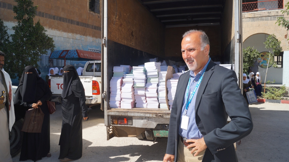 Ayman Gharaibeh, Représentant du HCR pour le Yémen, lors de la remise de manuels scolaires produits par le HCR à l'École de filles d'Asma à Sanaa pour améliorer la qualité de l'éducation des réfugiés et des enfants du quartier. 