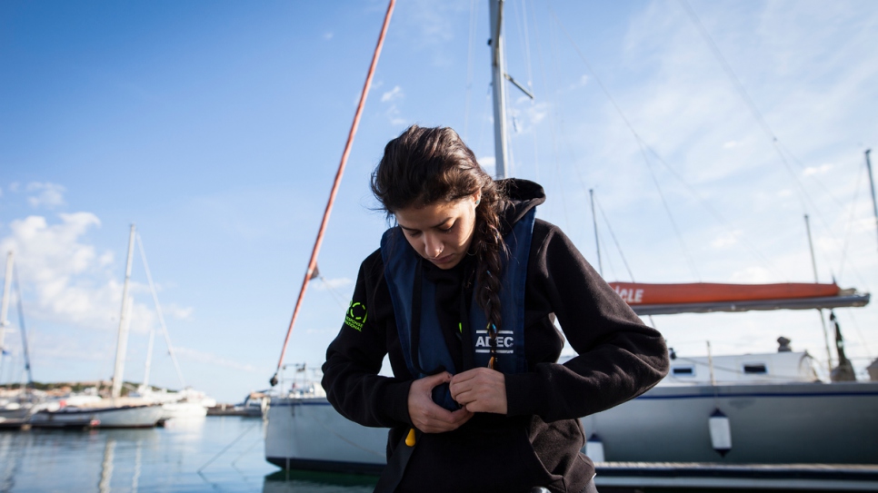 Ayant elle-même fui la guerre en Syrie et traversé la mer Égée, elle veut aider d'autres réfugiés désespérés qui tentent cette traversée périlleuse. 