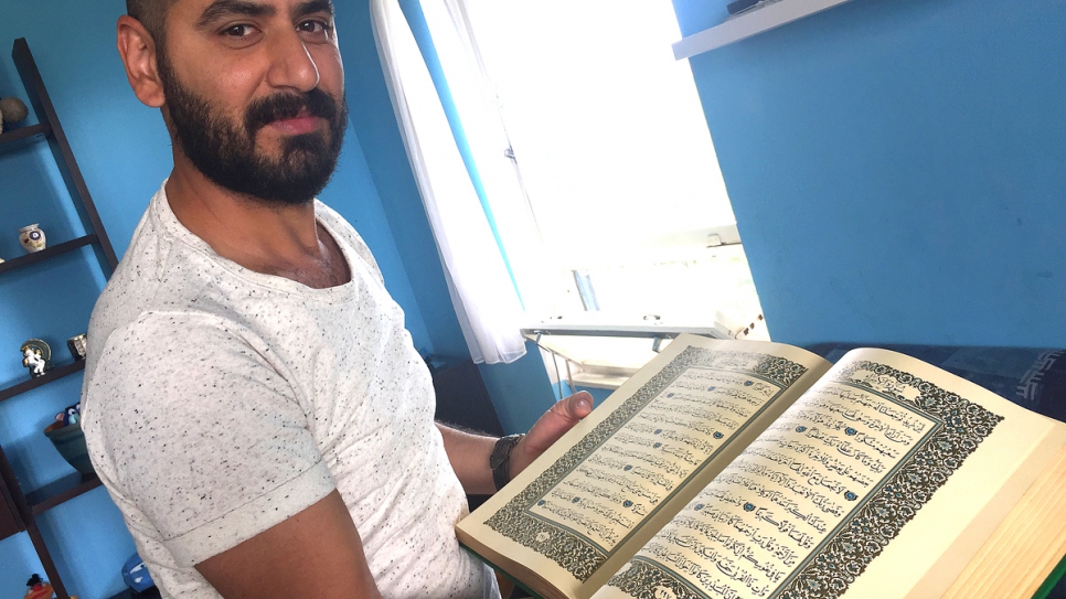 Wissam avec le Coran familial, l'une des rares choses qu'il a emportée avec lui. 
