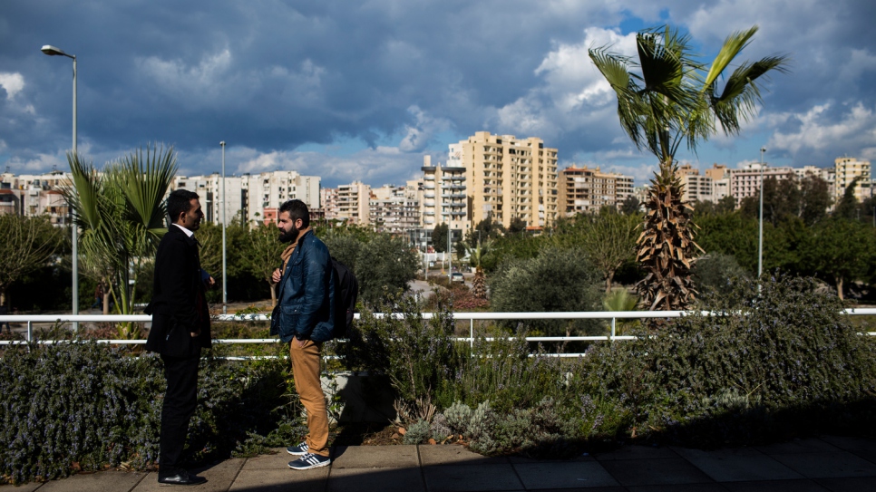 Jankidar discute avec un ami sur le campus de l'Université du Liban à Beyrouth où il poursuit ses études.