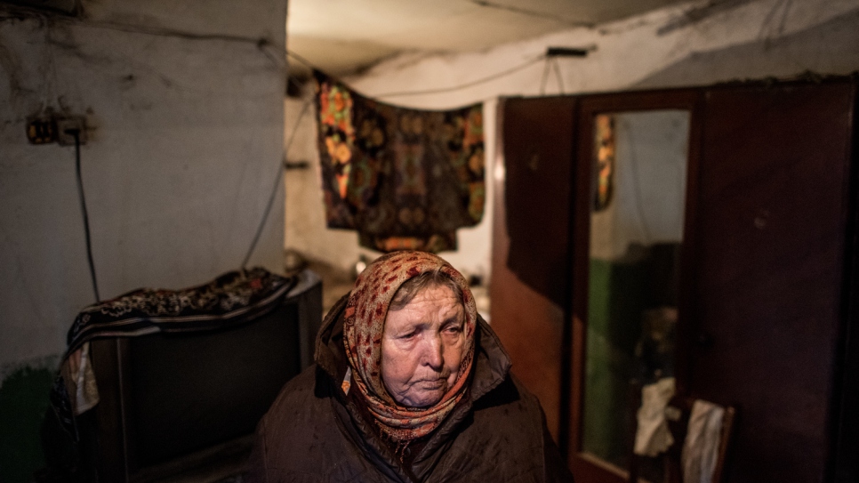 Halyna, 79 ans, a reçu une livraions de charbon pour chauffer sa maison dans le village de Luhanske, Donetsk. 