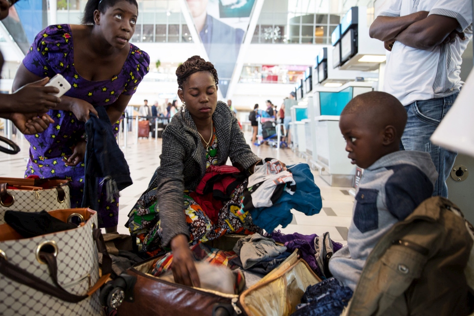 Le jour du départ. Bora vient d'apprendre à l'enregistrement qu'elle avait trop de sacs. Elle a dû déballer ses bagages pour faire du tri et laisser quelques affaires à l'aéroport. 