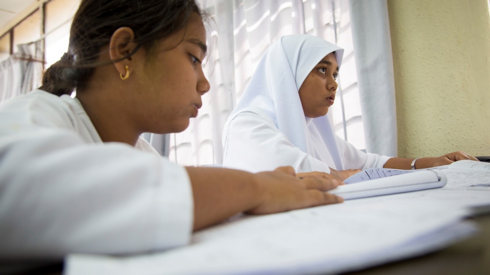 Shamshidah (à droite) et sa soeur Yasmin de 15 ans assistent aux cours dans une école informelle pour réfugiés de Kuala Lumpur, en Malaisie.  