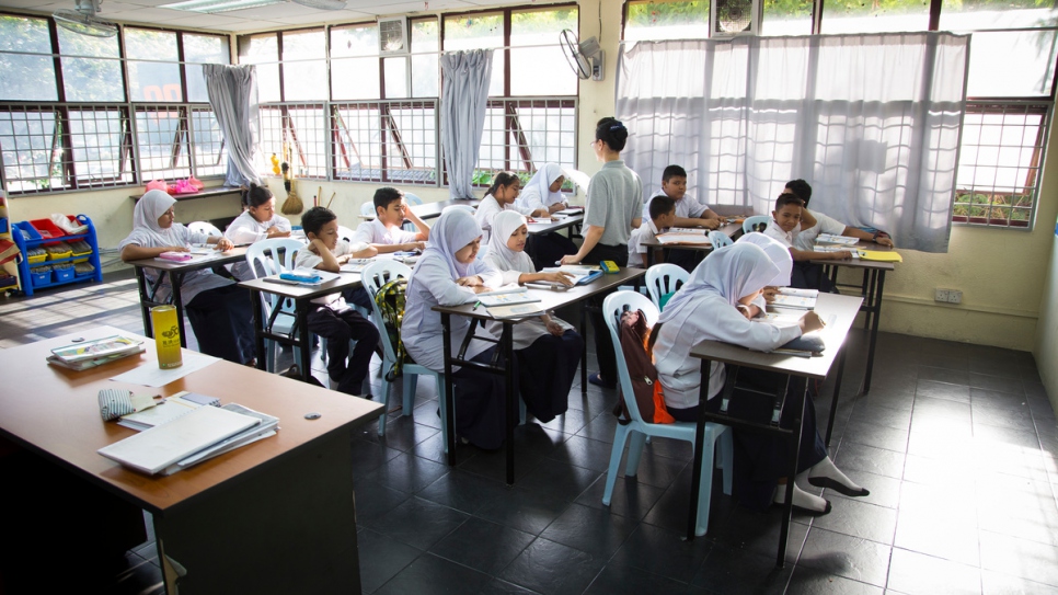 Un enseignant dans une salle de classe d'une école informelle pour les réfugiés à Kuala Lumpur, Malaisie. 