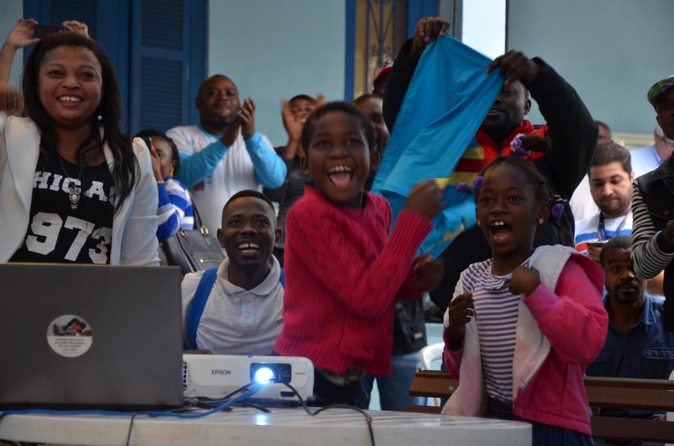 Des réfugiés originaires de la République démocratique du Congo en liesse alors que l'équipe olympique des athlètes réfugiés participe aux Jeux olympiques de Rio.