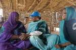 باربرا هندريكس تحيي لاجئة مالية في كوخها المتواضع في مخيم دامبا الواقع شمال بوركينا فاسو. وقالت اللاجئة البالغة من العمر 50 عاماً: "غادرت غوسي بشمال مالي مع أطفالي لكي نتجنب عنف الجماعات المسحلة."