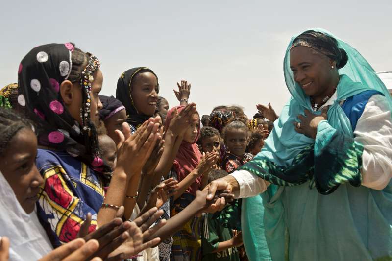 باربرا هندريكس تلتقي نساءً وفتيات ماليات في مخيم دامبا شمال بوركينا فاسو.
