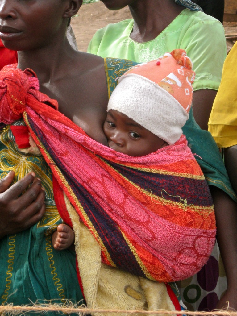 refugee-mothers-from-the-congo-wait-in-hot-sun-for-a-bed-net