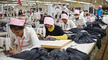 Cambodge : Les lois du travail ne protégent pas suffisamment les ouvrières et ouvriers du textile