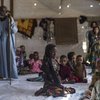 Refugiados recién llegados de la RCA descansan en un refugio provisional en el campamento de refugiados de Dosseye, en Chad. Arribaron el día anterior luego de caminar entre dos y tres meses a través de la selva con muy poca comida a su disposición.