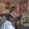 Youssouf, 21, gana dinero como peluquero en el campamento de refugiados de Amboko en el sur de Chad.