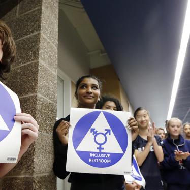 米国：リスクを背負うトランスジェンダーの生徒たち