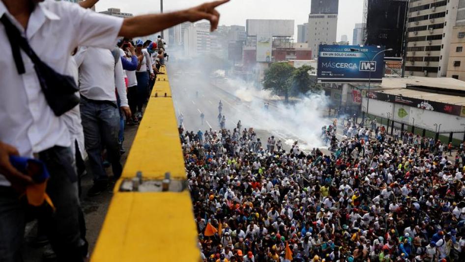 Demonstrators clash with riot police during the so-called "mother of all marches" against Venezuela's President Nicolas Maduro in Caracas, Venezuela April 19, 2017. 