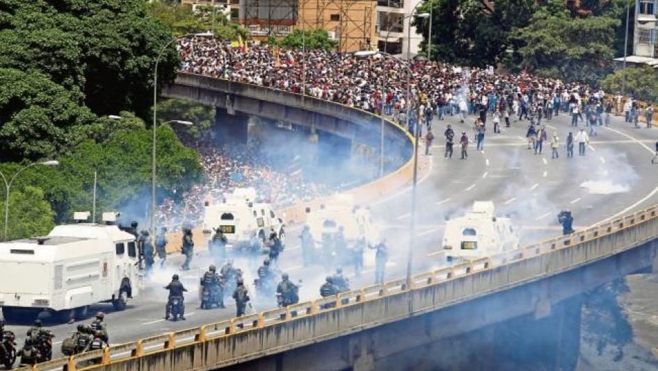 Demonstrators clash with riot police during the so-called "mother of all marches" against Venezuela's President Nicolas Maduro in Caracas, Venezuela April 19, 2017.