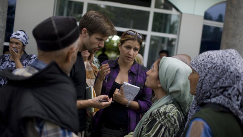 Human Rights Watch's Ole Solvang (center, left) and Anna Neistat (center, right) interview victims of ethnic conflict in Kyrgyzstan, June 2010.