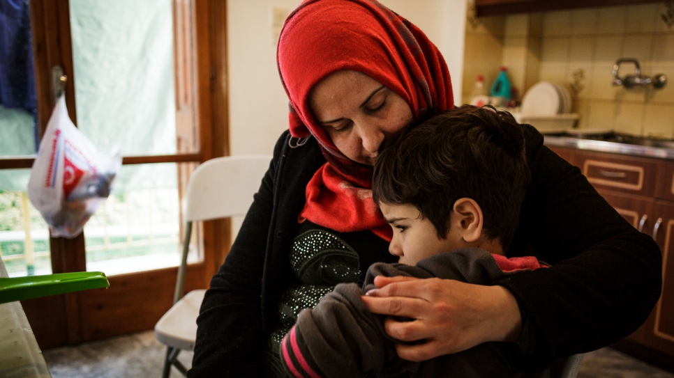 Falak étreint son fils de cinq ans, Morad, qui a subi trois opérations au genou après avoir été blessé lors d'une attaque à la roquette en Syrie. 
