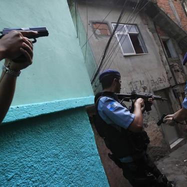 Vídeo mostra polícia do Rio executando dois homens
