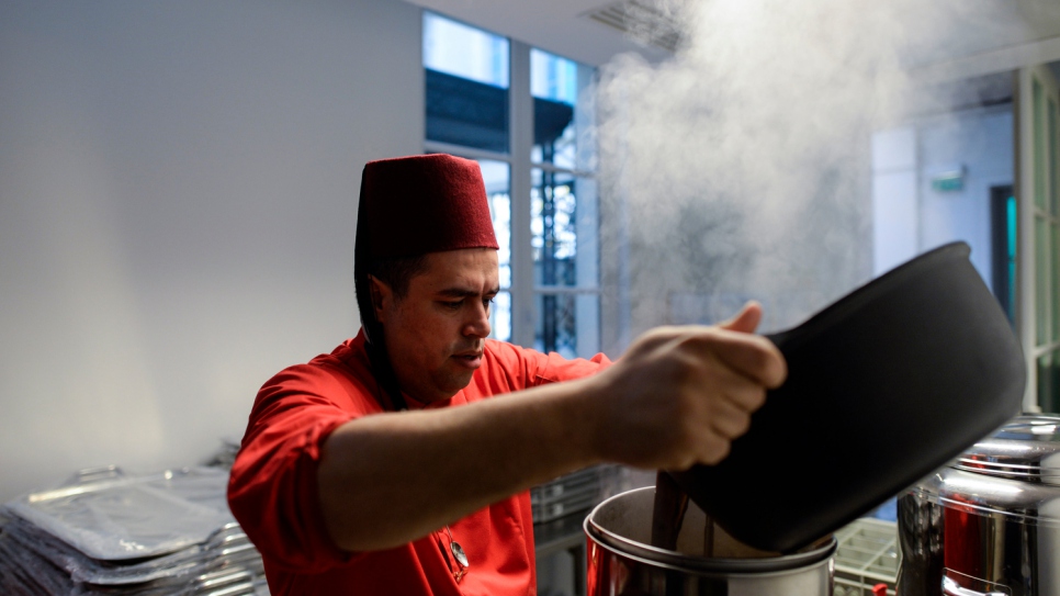 Mohammad El Khaldy, 36 ans, ancien animateur d'émissions culinaires à la télévision syrienne, prépare des mets levantins en prévision du défilé de mode de Kenzo à Paris. 