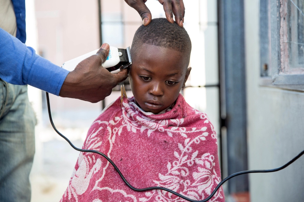 Le jour du départ. Oncle Biramba coupe les cheveux d'Ibrahim pour la dernière fois avant le départ. Ils ne savent pas quand ils se reverront. 