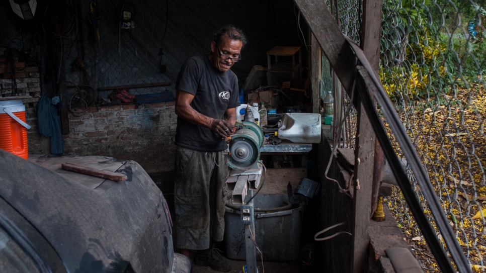 Le mari d'Ana, Pablo, 58 ans, travaille dans un atelier de réparation. 