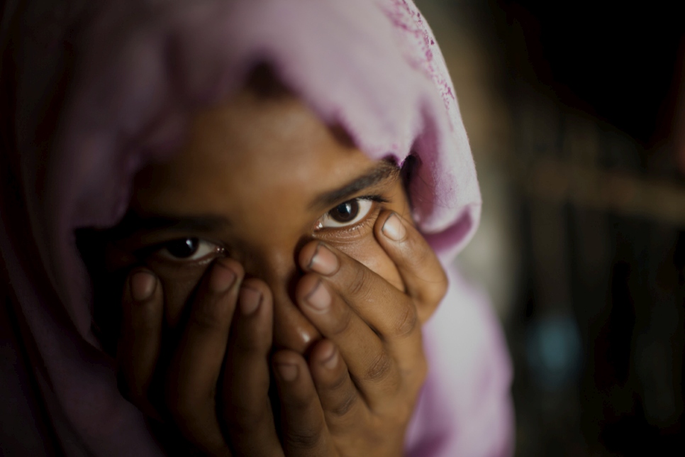 Hasina*, 17 ans, vient d'un village proche de Maungdaw, dans le nord de Rakhine, au Myanmar. À la mi-octobre 2016, son village a été attaqué pendant l'opération de sécurité. Quand des hommes en armes ont essayé de l'emmener, son frère s'est interposé pour les arrêter et a été abattu. *Nom fictif pour des raisons de protection 