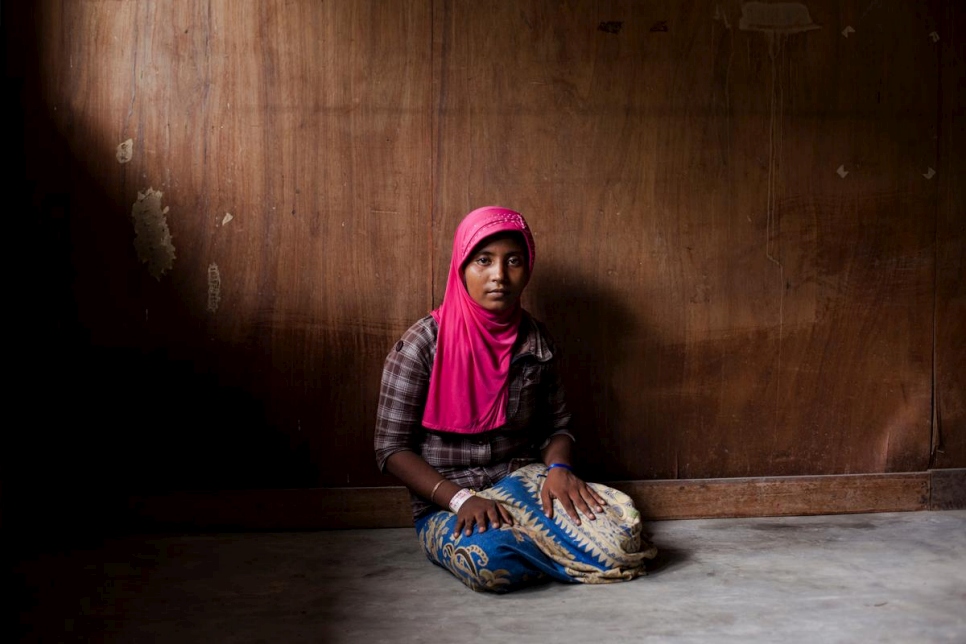 Une réfugiée rohingya originaire du Myanmar dans un abri temporaire à Bayeun, dans l'est de la province d'Aceh, en Indonésie, en 2015. 